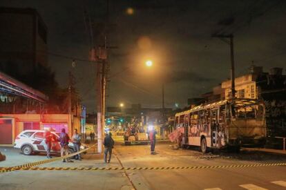 La policía acordona una zona tras el incendio de un bus en Sao Paulo