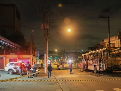 La polic&iacute;a acordona una zona tras el incendio de un bus en Sao Paulo