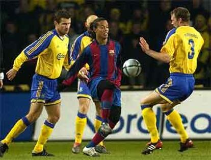 Ronaldinho intenta superar a Jacobson.