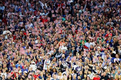 Seguidores en el NRG Stadium blandiendo banderas.