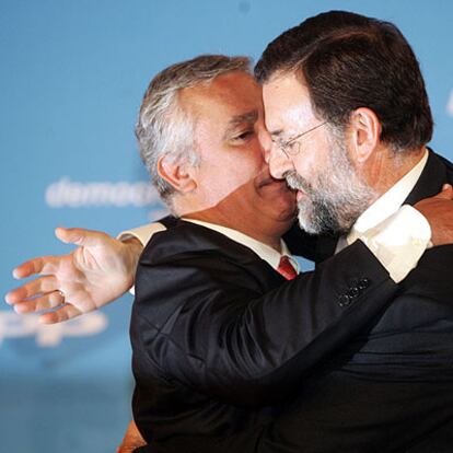 Mariano Rajoy (derecha) abraza a Javier Arenas en la clausura del congreso del PP andaluz.