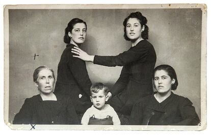 La familia Molina posa de riguroso luto en 1943. La imagen muestra una cruz donde se incluirán, en un fotomontaje posterior, a los familiares ausentes.