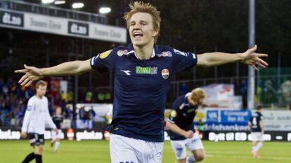 Martin Odegaard celebra un gol con su equipo.