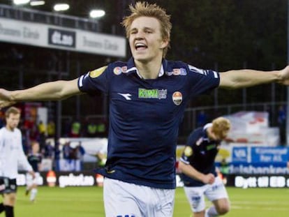 Martin Odegaard celebra un gol con su equipo.