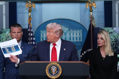 Donald Trump acompañado de la fiscal general Pam Bondi y el secretario de defensa Pete Hegseth