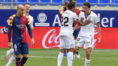 Enes Unal, tras marcar su segundo gol en el estadio El Alcoraz en Huesca, este domingo.