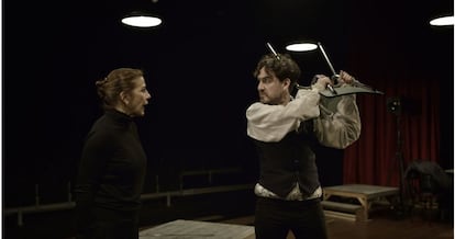 Emma Vilarasau y Francesc Ferrer, durante un momento de la obra.