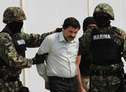 'El Chapo Guzmán' escoltado por soldados.