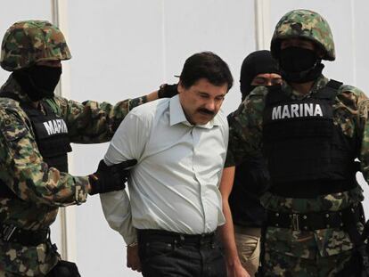 &#039;El Chapo Guzm&aacute;n&#039; escoltado por soldados.