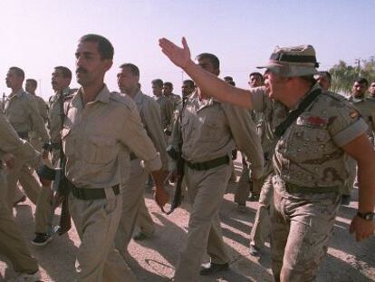 Soldados españoles entrenan al recién constituido Ejército irakí en octubre de 2003.