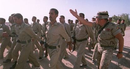 Soldados españoles entrenan al recién constituido Ejército irakí en octubre de 2003.