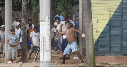 Mineros ilegales se enfrentan a la policía en las calles de Puerto Maldonado (Perú).