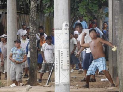 Mineros ilegales se enfrentan a la polic&iacute;a en las calles de Puerto Maldonado (Per&uacute;).