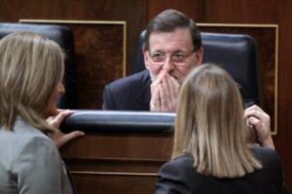 El presidente del Gobierno, Mariano Rajoy, conversa con las ministras de Empleo y Seguridad Social, Fátima Báñez (i) y de Fomento, Ana Pastor, durante el pleno del Congreso celebrado ayer.