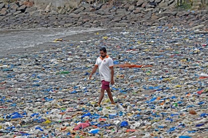 Residuos de plásticos en una playa de Mumbai (India), en una imagen del pasado 6 de junio.
