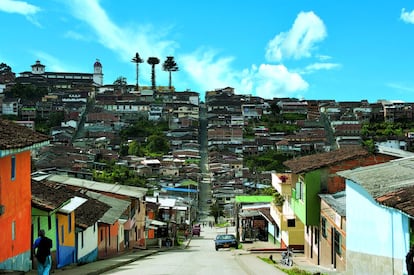 De este pueblo sale el sombrero aguadeño, tejido con las fibras de la palma de Iraca, originaria de esta zona. Este accesorio, como el resto de las artesanías que se tejen con esta planta, compite con las haciendas de café y el plátano para llamar la atención del visitante. La banda sonora la pone el ritmo andino del Pasillo. Y si la potencia de la naturaleza no es suficiente, se pueden subir los 144 escalones pintados de la calle de los Faroles.