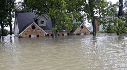 Una casa sepultada por el agua tras la tormenta, en Spring, Texas.