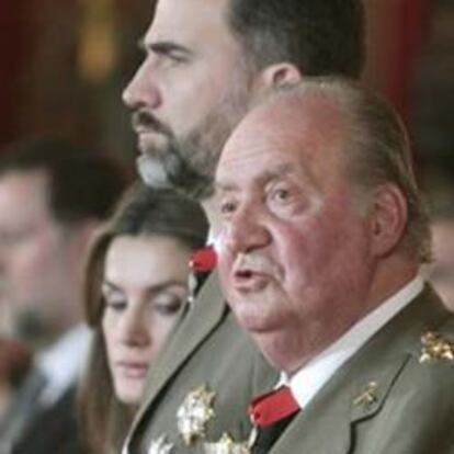 El Rey Juan Carlos durante su discurso en el salón del Trono del Palacio Real, donde ha tenido lugar la ceremonia solemne de la Pascua Militar