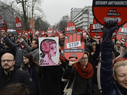 Manifestação em Varsóvia contra a reforma que propõe endurecer ainda mais a lei do aborto na Polônia, em março.