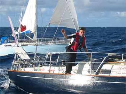 Seb Clover, al llegar ayer con su embarcación a la isla caribeña de Antigua.