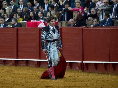 Morante de la Puebla, cabizbajo, tras finalizar la faena con su segundo toro.