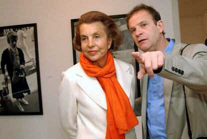 Fran?ois-Marie Banier muestra su exposicin fotogrfica a su amiga Liliane Bettencourt en el Museo Hans Lange de Krefeld (Alemania) en 2004.