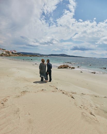 Marga Massanet y Jacobo Cobián caminan por la playa de Corrubedo