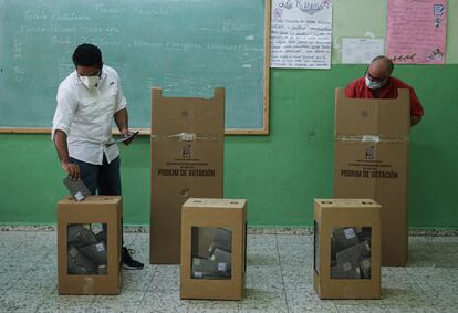 Personas con máscaras protectoras emitieron su voto en las elecciones generales durante el brote de la enfermedad por coronavirus (COVID-19), en Santo Domingo, República Dominicana, el 5 de julio de 2020. REUTERS/Ricardo Rojas