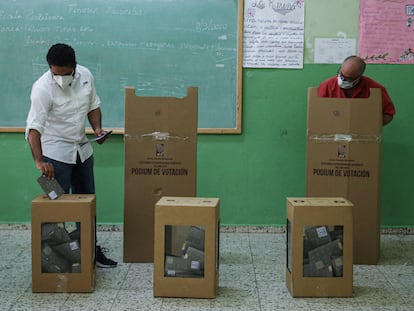 Personas con máscaras protectoras emitieron su voto en las elecciones generales durante el brote de la enfermedad por coronavirus (COVID-19), en Santo Domingo, República Dominicana, el 5 de julio de 2020. REUTERS/Ricardo Rojas