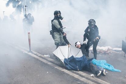 La policía arresta a un manifestante herido durante una protesta en la Universidad Politécnica de Hong Kong, el 18 de noviembre.