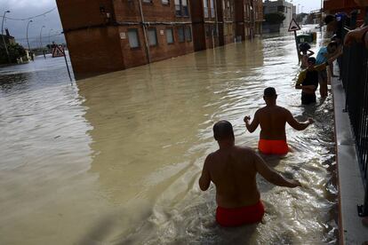 Calle inundada en Almoradí (Alicante) este viernes.