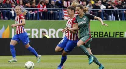 María León, do Atlético, e Moraza, do Athletic.