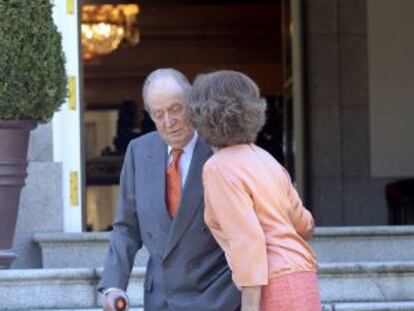 La reina Sofía besa al rey Juan Carlos durante la reciente visista de los reyes de Holanda a Madrid.