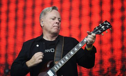 El fundador de Joy Division Bernard Sumner, durante una actuación en Londres en 2012.