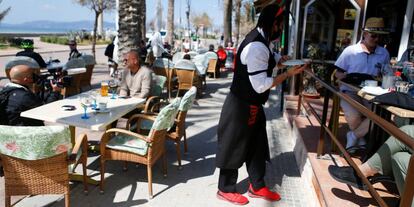 Turistas alemanes en una terraza en la playa de Palma de Mallorca.