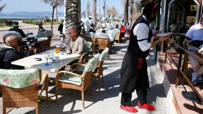 Turistas alemanes en una terraza en la playa de Palma de Mallorca.