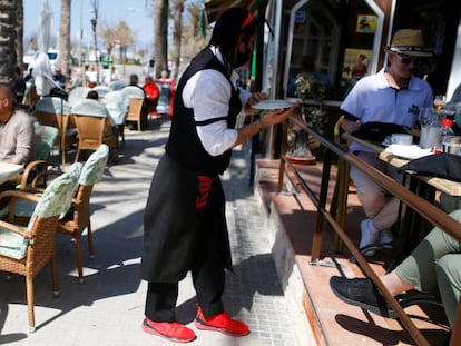 Turistas alemanes en una terraza en la playa de Palma de Mallorca.