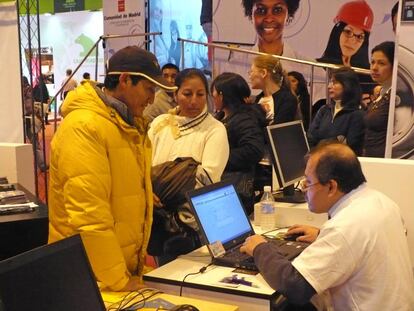 El inmigrante ecuatoriano José Félix Cuasapaz y su mujer se inscriben en la bolsa de empleo de la Comunidad de Madrid.