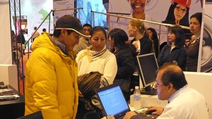 El inmigrante ecuatoriano José Félix Cuasapaz y su mujer se inscriben en la bolsa de empleo de la Comunidad de Madrid.