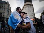 -FOTODELDIA- AME752. BUENOS AIRES (ARGENTINA), 25/11/2020.- Una mujer llora a Diego Armando Maradona en el Obelisco donde se reúnen cientos de personas para despedir al exfutbolista, hoy en Buenos Aires (Argentina). El mítico Obelisco porteño, lugar histórico de encuentro para la celebración de logros deportivos, ya está rodeado de centenares de personas que se acercaron allí para despedir al exfutbolista. "Diego es un representante del fútbol y yo amo al fútbol. Vine a despedirme de él. Tengo 26 años, no lo pude ver. Vi vídeos y es una locura. Es lo más grande que hay futbolísticamente y nos representa. Es el uno del fútbol", dijo a Efe Julián, uno de los tantos argentinos que se acercaron al Obelisco. EFE/ Juan Ignacio Roncoroni