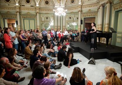 Una estudiante del Conservatorio canta ante los visitantes.