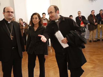 Munilla (a la izquierda) y la consejera Uriarte, en la inauguración del simposio sobre la asignatura de Religión en San Sebastián.