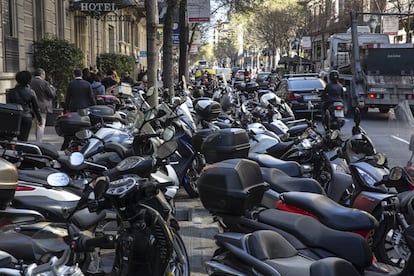 Motos al carrer Diputació de Barcelona.