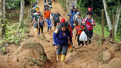 Migrantes venezolanos suben una montaña con la intención de llegar a Panamá, el 8 de octubre de 2022 en el Tapón del Darién (Colombia).