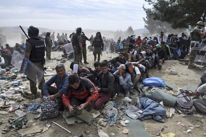 Durante el fin de semana, unos 15.000 exiliados pasaron por Austria, de los que sólo 90 pidieron asilo en el país. El resto siguió rumbo a Alemania. En la imagen, refugiados junto a las vías del tren cerca del pueblo de Idomeni, en la frontera entre Grecia y Macedonia, el 7 de septiembre de 2015.