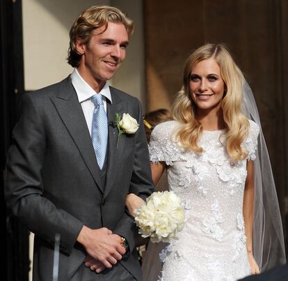 James Cook y Poppy Delevingne a la salida de su boda celebrada en la iglesia de San Pablo, en Londres, el 16 de mayo de 2014.