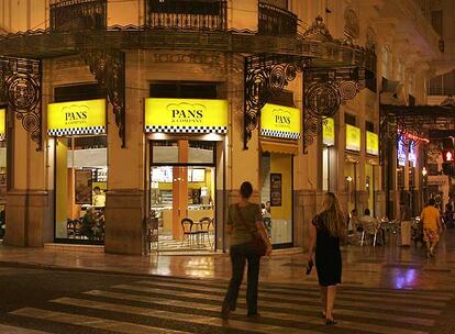 La antigua cafetería Barrachina, en la plaza del Ayuntamiento de Valencia, la ocupa hoy Pans & Company.