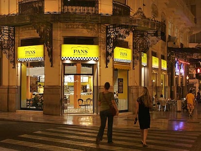 La antigua cafetería Barrachina, en la plaza del Ayuntamiento de Valencia, la ocupa hoy Pans & Company.
