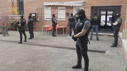 La Guardia Civil ha detenido a seis personas por los delitos de agresión sexual y corrupción de menores, así como provocación sexual ante menores.