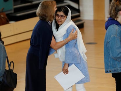 Malala recibe el resultado de su exámen en la escuela Edgbaston, este jueves en Birmingham.